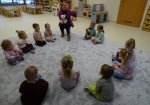 Logopedka za pomocą gestu precyzuje zadanie do wykonania