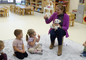 Dzieci z logopedą chowają język za zębami dolnymi