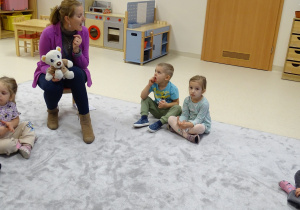 Dzieci próbują klaskać językiem