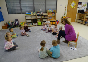 Dzieci usprawniają język pod okiem logopedy