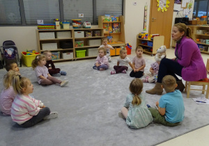 Dzieci słuchają historii logopedki i Lulusia