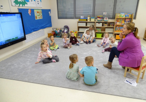 Dzieci oblizują wargę dolną