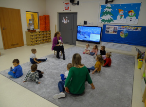 Logopedka opowiada dzieciom bajkę o zimowej pogodzie