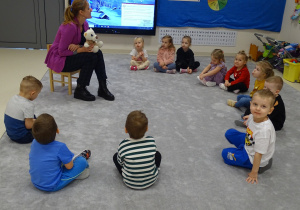 Dzieci czekają na kolejne buziakowe ćwczenia