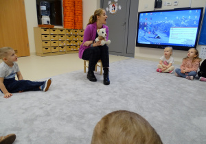 Logopedka z maskotką misia prezentuje ćwiczenie języka