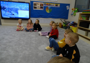 Dzieci wykonują sekwencje ruchów języka