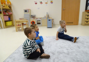 Chłopcy ćwiczą ruchomość języka