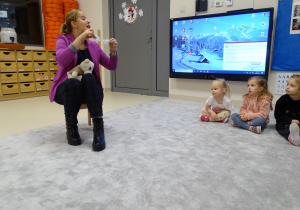 Logopeda prezentuje jak wysoko płyną chmurki po wardze górnej