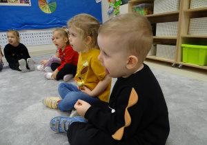 Dzieci utrzymują język w kąciku ust