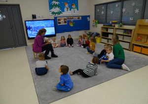 Dzieci uważnie słuchają bajki logopedycznej