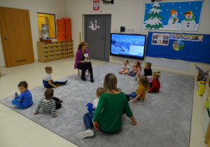 Dzieci ćwiczą policzki z logopedą