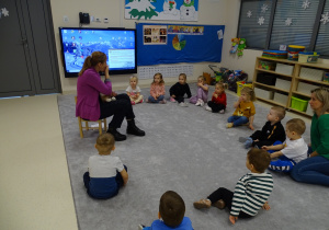 Dzieci sprawdzają, jak wydobyć z buzi zimne powietrze