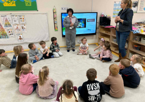 Nauczycielka i logopedka witają dzieci na zajęciach w ramach projektu