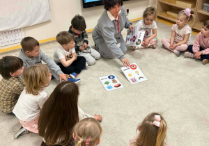 Nauczycielka prezentuje dzieciom plansze symbolizujące kolejne zmysły