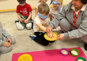 Chłopiec bez użycia wzroku rozpoznaje produkt spożywczy