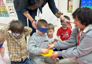 Chłopiec rozwiązuje kolejną zagadkę bez użycia wzroku