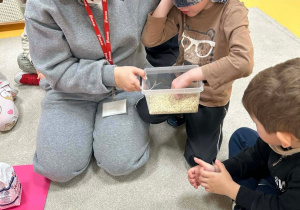 Kolejny chłopiec wykonuje zadanie bez użycia wzroku