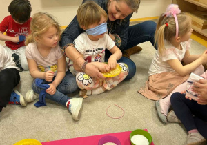 Chłopiec w zagadce sensorycznej