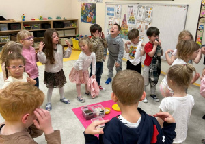 Dzieci w zabawie rucohwej "Głowa, ramiona, kolana, palce- bez podglądania