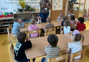 Logopeda pokazuje kolorowy balonik, do kolejnej zabawy