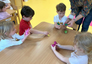 Dzieci nazywają i wybierają kolejne kolory baloników z różnymi produktami