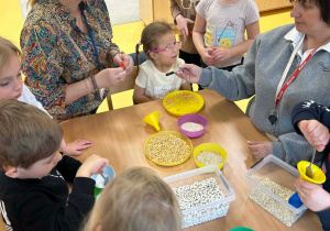 Kolejne dzieci pod okiem pań wykonują dla siebie gniotki