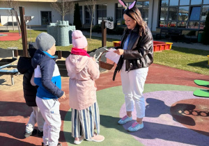 Dzieci z jajeczkami w ręku