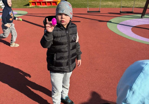 Chłopiec z plastikowym jajkiem