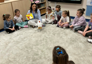 Dzieci patrzą na pluszową kurkę