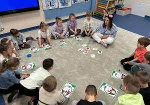 Dzieci grają w bingo