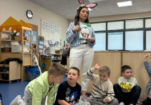 Pani pokazuje obrazki