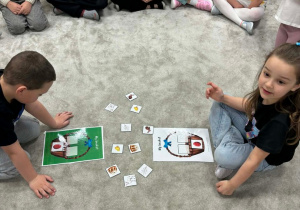 Dzieci układają karteczki na swoich koszyczkach