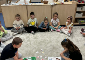 Dzieci wybierają obrazki