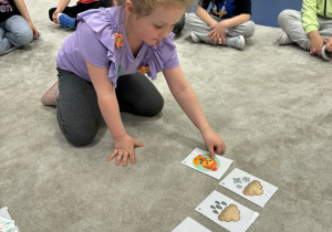 Dziewczynka dopasowuje obrazek do pogody