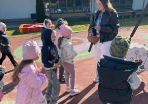 Dzieci szukają jajek