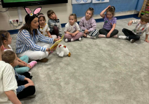 Dzieci słuchają opowiadania