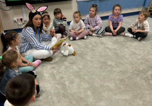 Pani czyta książeczkę