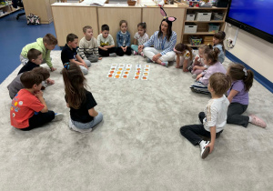 Pani wskazuje obrazki