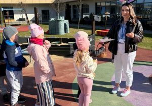 Dzieci stoją w kolejce