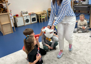 Dzieci witają się z kurką