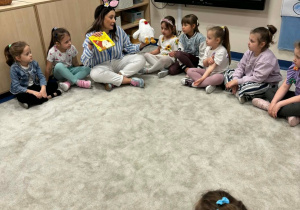 Pani pokazuje kurkę