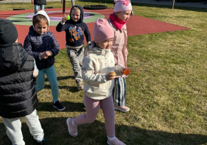 Dzieci biegają po placu zabaw