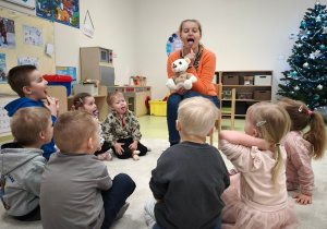 Logopeda ćwiczy z dziećmi