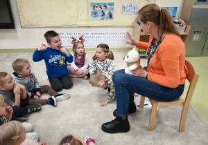 Dzieci słuchają przygód misia Lulusia