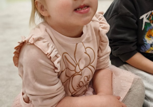 Dziewczynka masuje zębami wargę górną