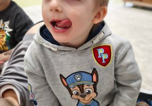 Chłopiec oblizuje usta