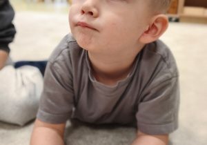 Chłopiec pokazjue prawidłowy tor oddychania