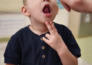 Chłopiec dotyka językiem siekaczy górnych