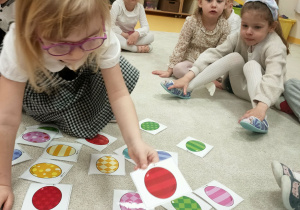 zabawy z jajkami i kolorami