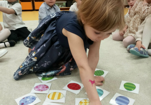 zabawy z kolorowymi jajkami